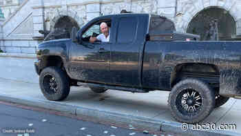 Man surrenders after claiming to have bomb near U.S. Capitol | LIVE