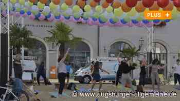 Yoga: Ein morgendlicher Sonnengruß auf dem Augsburger Rathausplatz - Augsburger Allgemeine