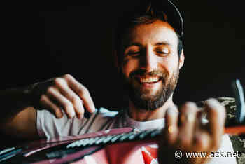 Ruston Kelly goes acoustic at Almanack Arts Colony - The Inquirer and Mirror