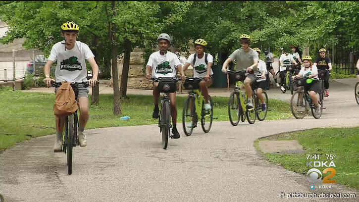 Former And Current Point Park Presidents Take Students On Bike Tour Of Pittsburgh