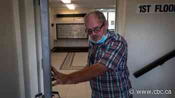 Seniors cut off from mail delivery after Toronto building overrun by cockroaches