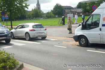 Automobiliste wordt geraakt door bestelwagen en rijdt jonge vrouw aan op zebrapad