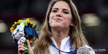 Olympian auctions off medal to pay for toddler's heart operation