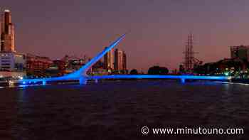 Argentina celebra la independencia uruguaya iluminando de azul monumentos de Buenos Aires - Minutouno.com