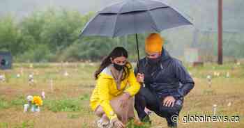 NDP Leader Singh brings campaign to residential school grave site in Saskatchewan