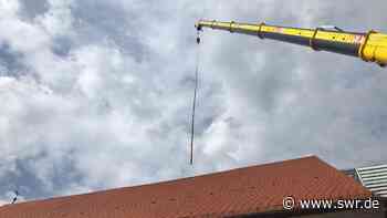 Autokran hievt 17 Meter hohen Narrenbaum übers Dach ins Stadtmuseum - SWR