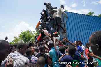 Haitian quake victims rush aid sites to take food and supplies - Dudley News