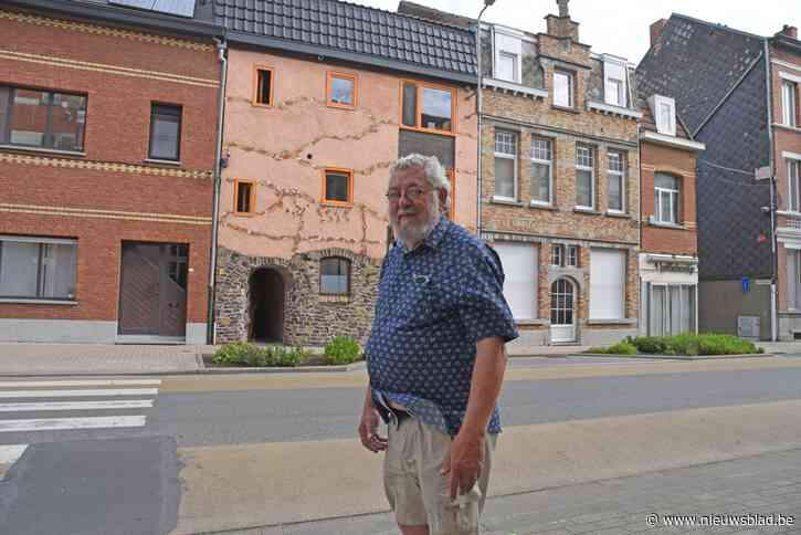 Daniël (74) fleurde straat op met heel opvallende gevel: “Eerst reageerden mensen sceptisch, ondertussen zijn ze het al gewoon”<BR />