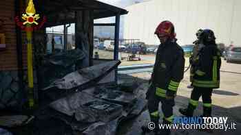 Il quadro elettrico prende fuoco: incendiata la parte esterna di una carrozzeria di Orbassano - TorinoToday