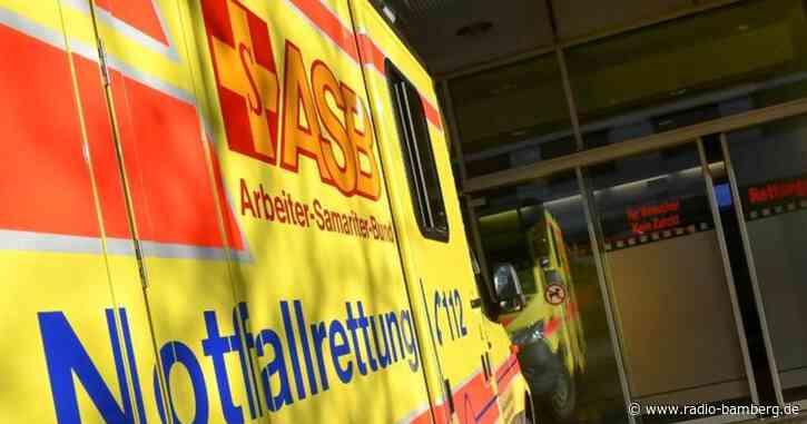Radfahrer nach Kollision mit Auto lebensgefährlich verletzt