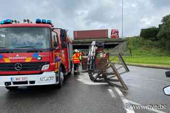 Vrachtwagen verliest kraan op rondpunt van Wommelgem - Gazet van Antwerpen