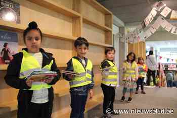Kinderketting rondt verhuizing bibliotheek af (Wemmel) - Het Nieuwsblad