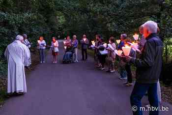 Kaarsjesprocessie trekt rond het Koersels Kapelletje (Beringen) - Het Belang van Limburg Mobile - Het Belang van Limburg