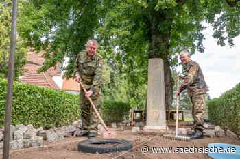 Riesa: Reservisten pflegen Gedenkstein für Massaker von Lorenzkirch - Sächsische.de