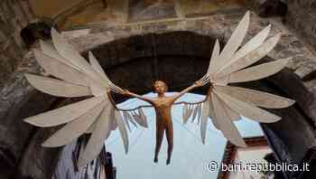L'Icaro di due artigiani di Putignano unica opera italiana al Lucca Biennale Cartasia: "Simbolo della sfida" - La Repubblica