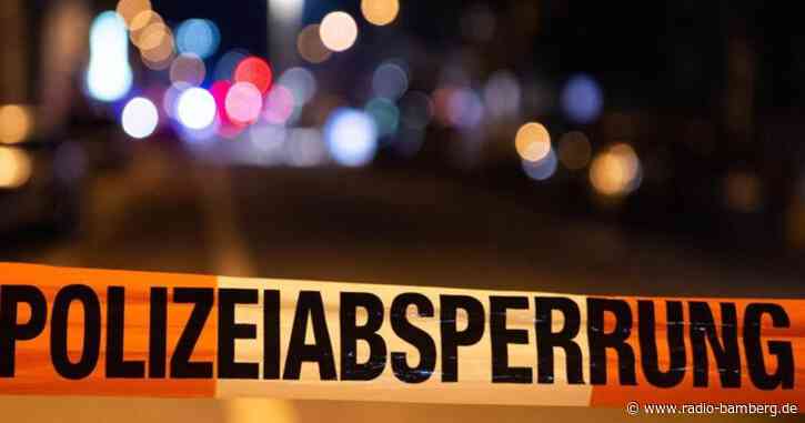 Rettungswagen landet nach Unfall auf Gleis: drei Verletzte