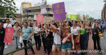 LIVE | Lang lint van actievoerders tegen coronabeleid trekt door Nijmegen: 'Cultuur is essentieel!' - De Gelderlander