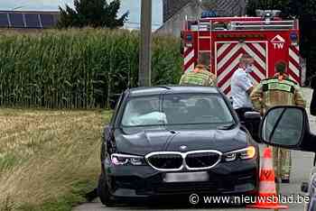 BMW schampt elektriciteitspaal