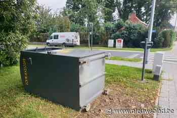 Kledingcontainer omgekieperd