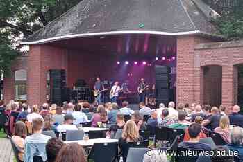 Fixkes zetten kiosk in vuur en vlam