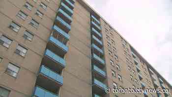 Fire leaves North York apartment building without power amid heat warning