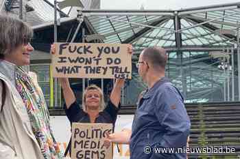 1.900 betogers tegen coronamaatregelen in Antwerpen: “Geen virusapartheid in ons land” - Het Nieuwsblad