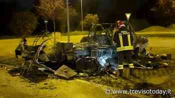 Incendio nella notte, distrutto un camper fermo in parcheggio - TrevisoToday