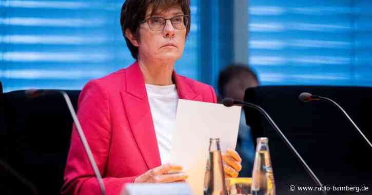 Kramp-Karrenbauer will über persönliche Schlüsse nachdenken