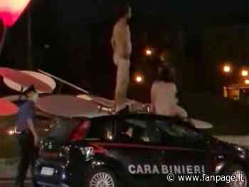 Modena, saltano nudi sull’auto dei carabinieri: due turisti fermati con lo spray al peperoncino - Fanpage.it