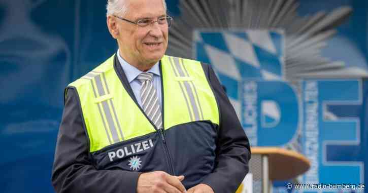 Innenminister Herrmann stellt neue Polizeiwesten vor