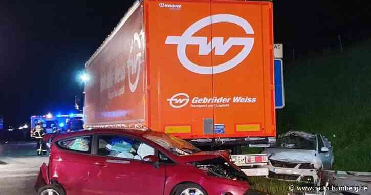 Pferd läuft über Autobahn und wird überfahren: Verletzte