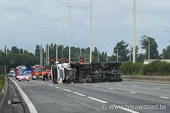 E313 van Antwerpen naar Hasselt volledig versperd door gekantelde vrachtwagen: weg vrijgemaakt