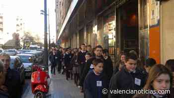 Gesto por la paz del colegio Santisima Trinidad de Valencia - Valencia Noticias