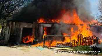 Divampano le fiamme nelle campagne di Matelica, distrutto un capannone - corriereadriatico.it