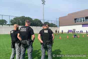 Politie werkt samen met RSC Anderlecht om rekruten aan te werven: “Misschien winnen we hiermee nog extra supporters” - Het Nieuwsblad