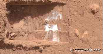 Mars snow is dusty, and might even melt into liquid water     - CNET