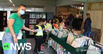 Kindermensenketting helpt bij verhuis van bibliotheek in Wemmel - VRT NWS