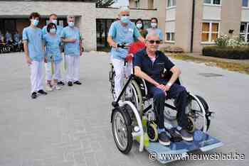 Het glas heffen op ingebruikname rolstoelfiets - Het Nieuwsblad