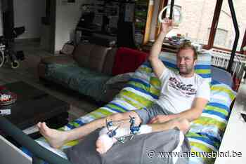 Steltenloper Koen (38) loopt breuk op bij eerste optreden na lockdown: “En toch zal ik binnenkort terug op stelten staan”