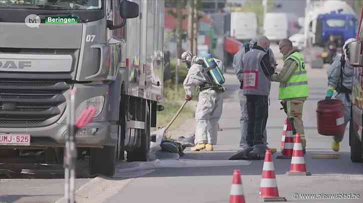 Industrieweg in Beringen afgesloten door lek in vrachtwagen met chemische stoffen