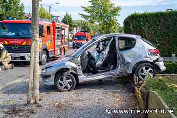 Auto belandt in tuin in Beverlo na botsing bij inhaalmanoeuvre - Het Nieuwsblad