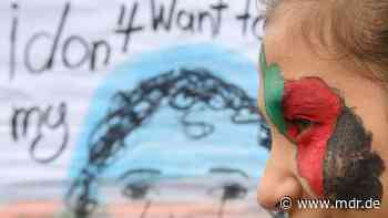 Luftbrücke für Afghanistan gefordert - Hunderte Demonstranten in Dresden - MDR