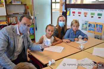 ‘Minister Beke’ is even ‘meester Wouter’ in zomerschool Kinrooi