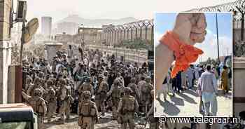 Nederlanders met oranje lint naar vliegveld Kabul: 'Na zes pogingen door barrières' - Telegraaf.nl