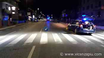 Schio, polizia locale Alto Vicentino: auto di 80enne urta ciclomotore di 19enne ora in prognosi riservata. Durante rilievi 27enne travolge cartelli - Vicenza Più