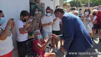 El comentado gesto de Pedro Sánchez con una vecina durante su visita a Ávila - laSexta