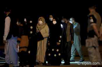 Joe Biden y Pedro Sánchez abordan la evacuación de afganos en una llamada telefónica - EL PAÍS