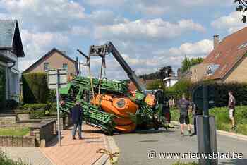 Sproeimachine kantelt in Riemst (Riemst) - Het Nieuwsblad