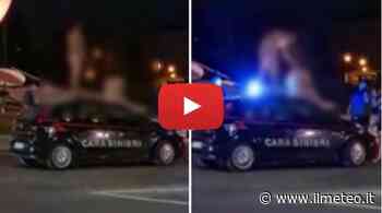 MODENA: ballano NUDI sopra l'Auto dei CARABINIERI, ARRESTATI due TURISTI TEDESCHI. Il VIDEO è VIRALE - iLMeteo.it