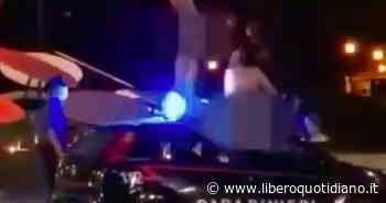 Modena, questi due turisti? Nudi e ubriachi sull'auto dei carabinieri: finisce in tragedia, come sono stati fermati - Liberoquotidiano.it